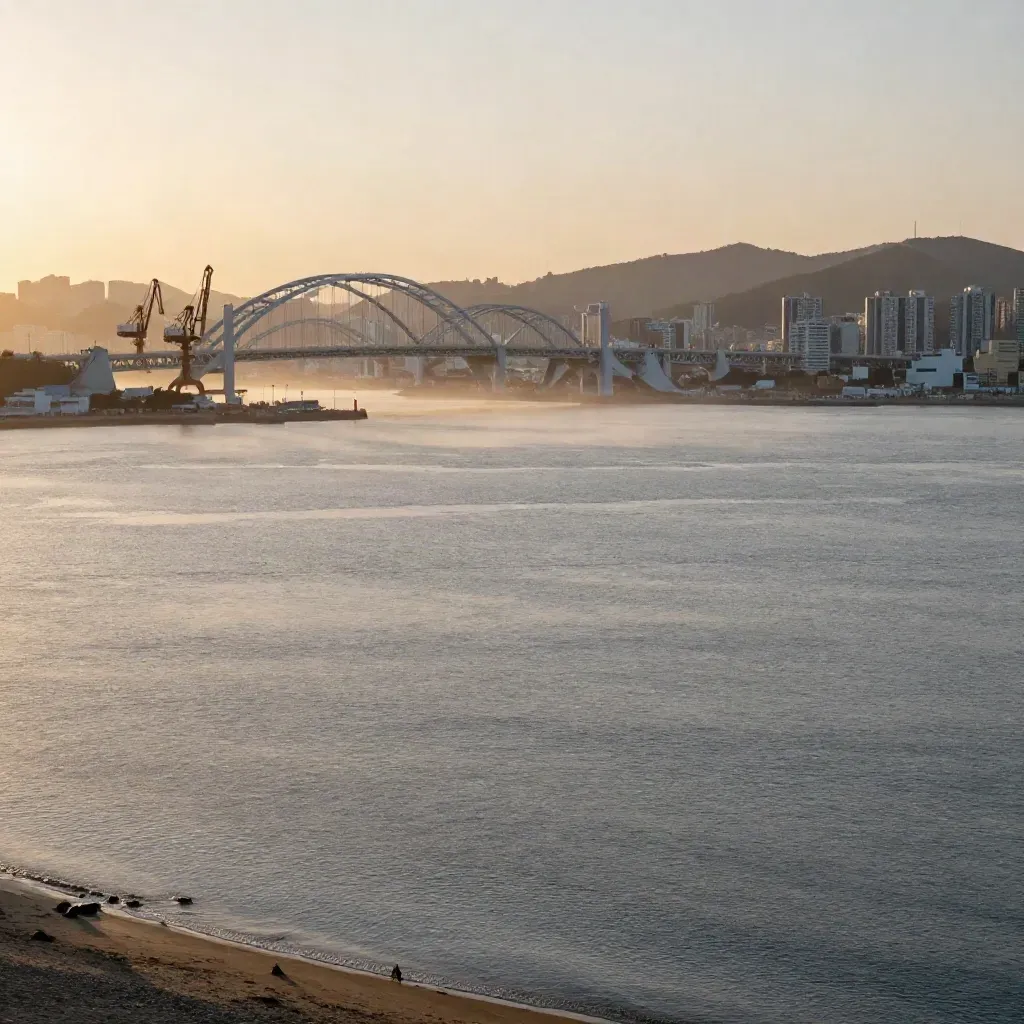 부산·울산 해안 언덕에서 항만, 다리, 바다, 도시가 석양 안개 속에 겹친 풍경